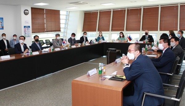 Russian technology experts and officials of the Korean consortium for Sputnik V vaccine production hold a meeting at Prestige Biopharma’s vaccine center in Osong, North Chungcheong Province, on Monday.