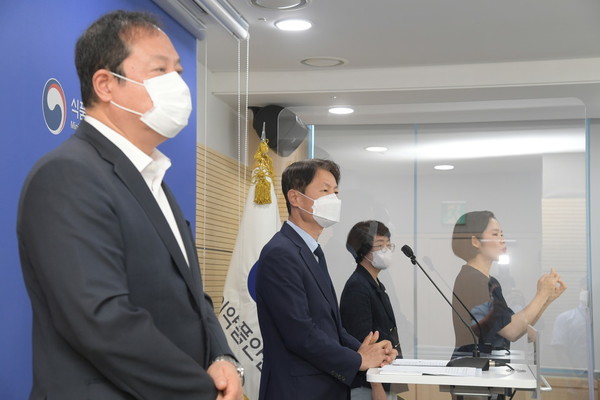 Minister of Food and Drug Safety Kim Gang-lip (center) announces approval for SK Bioscience’s phase 3 clinical trial of a Covid-19 vaccine candidate at a briefing on Tuesday.