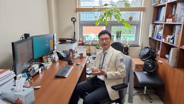 Professor Chung Nack-Gyun, director of the Children's Hemato-Oncology Center at St. Mary's Seoul Hospital, talks about the rewards and advantages of working in the pediatrics field during a recent interview with Korea Biomedical Review at his hospital office in Secho-gu, southern Seoul.