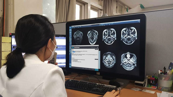 A radiologist at Pusan National University Hospital reads a medical image using VUNO Med-DeepASR.