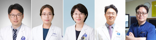 A CHA Bundang Hospital research team has proved the efficacy of a three-drug combination treatment to enhance the treatment effect of advanced biliary tract cancer for the first time in Asia. They are, from left, Professors Jeon Hong-jae, Chun Jae-kyung, Kang Bu-deul, Choi Sung-hoon, and Kwon Chang-il.