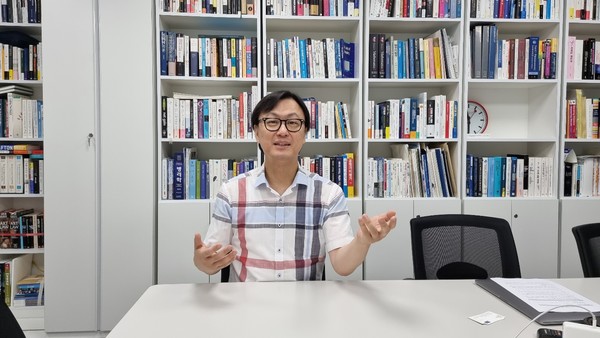 Deep Bio CEO Kim Sun-woo explains how his company’s devices help doctors make quicker and more accurate diagnoses in a recent interview with Korea Biomedical Review at the company’s headquarters in Guro-gu, Southwestern Seoul.