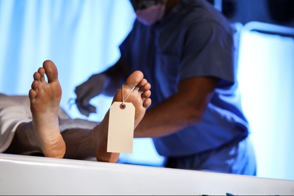 Medical examiners at the National Forensic Service (NFS) should get better pay and welfare to relieve the shortage of medical examiners, experts said.