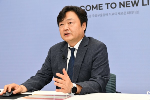 Paik Jong-woo of the Psychiatry Department at Kyunghee University Hospital speaks at an online press conference held by Janssen to mark World Suicide Prevention Day on Friday.