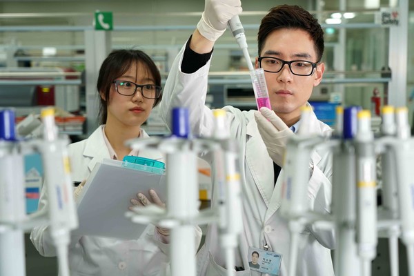 Samsung Bioepis researchers are working at the company’s research center for developing biosimilar drugs for treating cancer.