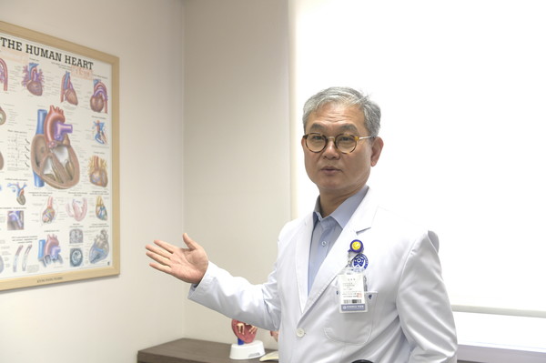 Professor Lee Byoung-kwon of the Department of Cardiology at Gangnam Severance Hospital explains heart diseases and stenting during a recent interview with Korea Biomedical Review.