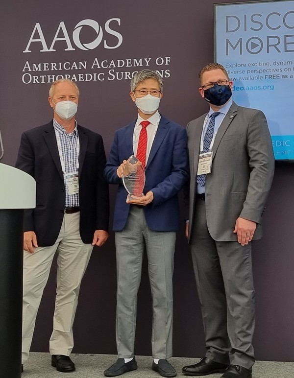 Professor Oh Jong-keon (center) received Orthopedic Video Theater (OVT) Award at the annual meeting of the American Academy of Orthopaedic Surgeons between Aug. 31 and Sept. 4 in San Francisco, Calif.