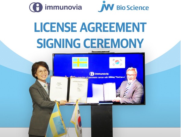 JW Bioscience CEO Hahm Eun-kyung (left) signed a non-exclusive licensing agreement with Immunovia AB CEO Patrik Dahlen to transfer its technology of diagnostic kit for detecting pancreatic cancer using biomarkers CFB and CA19-9.