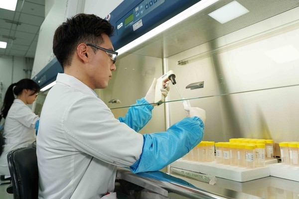 A researcher works at Samsung Bioepis’ laboratory in Songdo, Incheon.