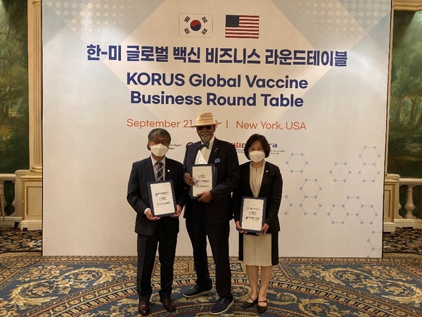 From left, Access Bio CEO Choi Young-ho, IVY Pharma’s chief technology director, Dr. Sarfaraz Niazi, and PharmGen Science CEO Kim Hye-yeon signed an agreement to jointly develop an mRNA biosimilar of Covid-19 vaccine during a meeting for Korea-U.S. vaccine partnership in New York on Tuesday.