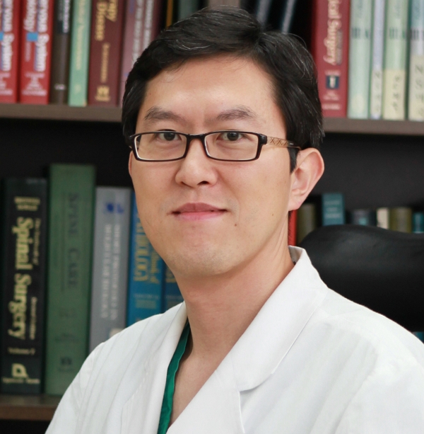 A KUAH research team, led by Professor Park Dong-hyuk, has made significant findings in regenerative treatment using stem cells, developing an improved therapy for ischemic stroke.