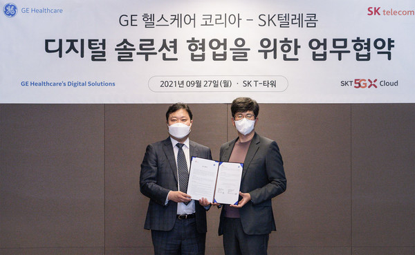 Kang Ho-joon (left), head of GE Healthcare Korea’s life care solutions, and SK Telecom's cloud business leader Cho Pan-cheol signed the cooperation agreement at SK Telecom headquarters in Seoul on Tuesday.
