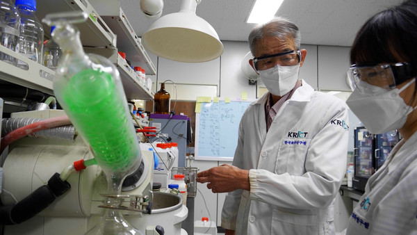 Dr. Son Jong-chan (left) at Korea Research Institute of Chemical Technology explains the development of human immunodeficiency virus (HIV) drug at the institute’s laboratory.