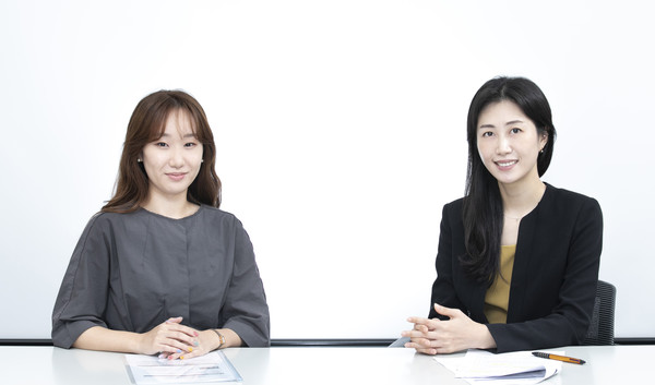 Jung Min-kyung (right), associate project manager at Specialty Care BU of Mundipharma Korea, and Lee Jeong-yun, a senior researcher at Biosolution, during an interview with Korea Biomedical Review.
