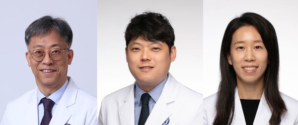 From left are Professors Jeong Joon and Bae Sung-jun of the Surgical Department and Cha Yoon-jin of the Pathology Department at Gangnam Severance Hospital. They led the recent study providing a new standard to evaluate patients for nipple-areola preserving mastectomy.
