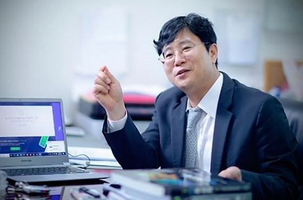 Professor Kang Se-chan of the College of Life Sciences at Kyung Hee University explains ES16001, oral Covid-19 therapy that he has helped develop.