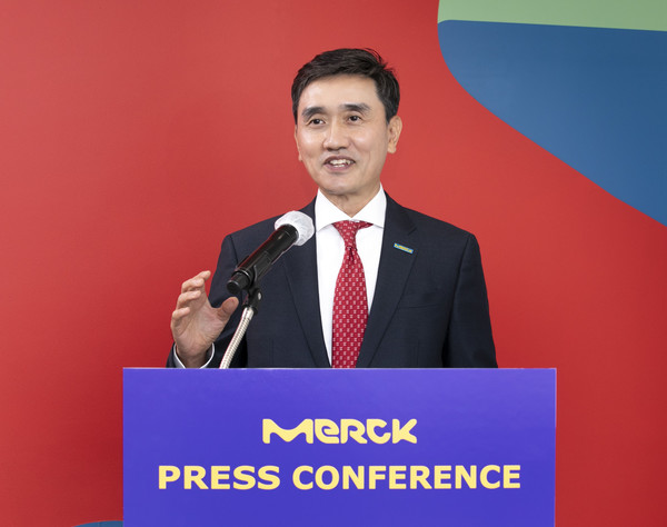 Kim Yong-seok, head of Merck Korea’s process solutions and life science business, explains M Lab’s operations during an online press conference on Thursday.