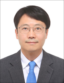 Professor Kim In-sik at the Department of Biomedical Laboratory Science at Eulji University, Euijeongbu.