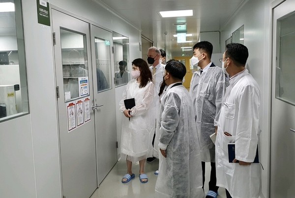Officials of the Russian Direct Investment Fund and Humedix officials look around the vaccine manufacturing facilities of the second plant of Humedix in Jecheon, North Chungcheong Province, on Aug. 13.