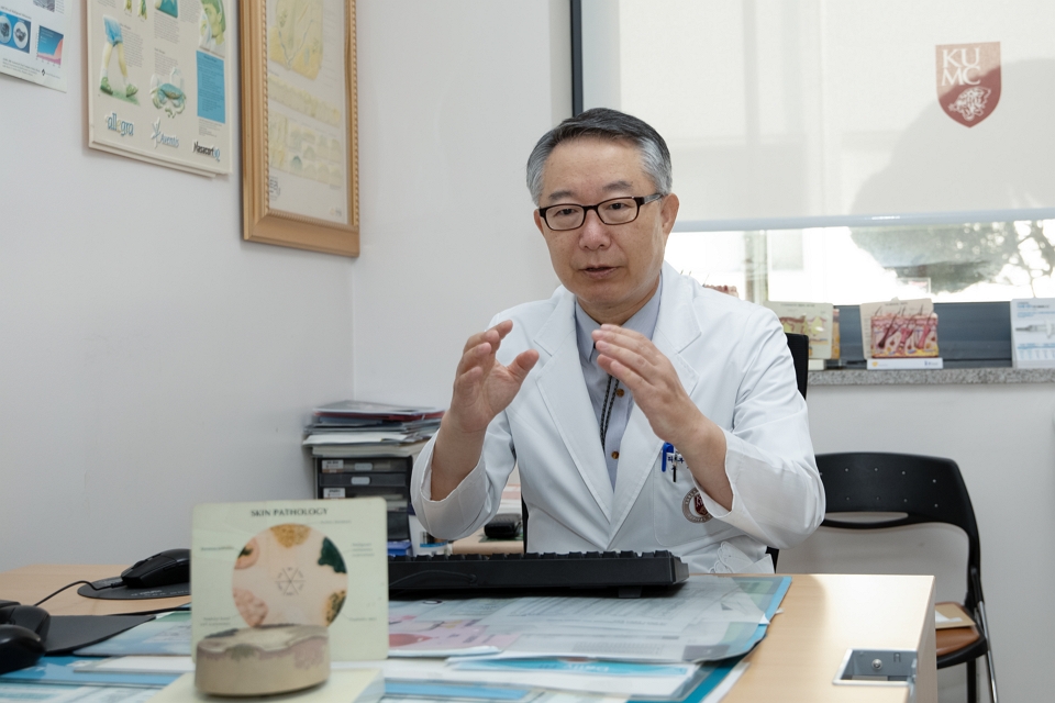 Professor Kim Il-hwan of the Department of Dermatology at Korea University Ansan Hospital explains why Mohs micrographic surgery effectively treats skin cancer in a recent interview with Korea Biomedical Review at his hospital office.