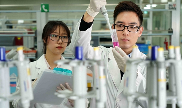 Samsung Bioepis researchers work in the company’s laboratory to develop biosimilar drugs for various diseases.