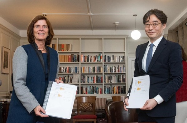 Hanmi Science CEO Lim Jong-yoon (right) and University of Oxford Vice-Chancellor Professor Louise Richardson hold the cooperation agreement at the University of Oxford, U.K., on Tuesday.