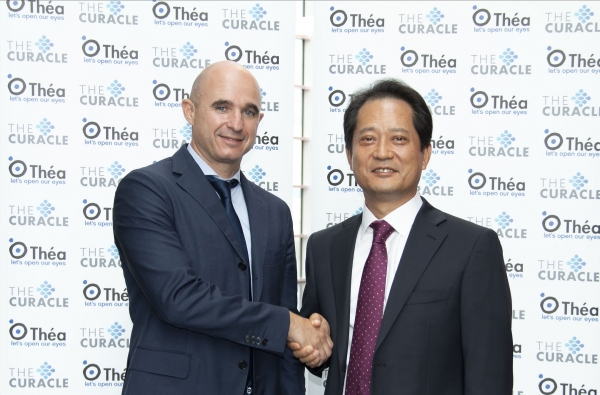 Curacle’s founder Kwon Young-geun and Thea President Jean-Frederic Chibret signed a licensing and collaboration agreement to develop oral therapy CUE06-RE for diabetic macular edema and wet age-related macular degeneration on Wednesday.