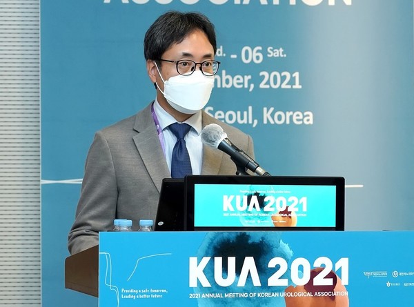 Choi Seok-hwan, a professor at the Urology Department of Kyungpook National University Hospital, speaks on enzalutamide as a new treatment option for mHSPC patients at the Korean Urological Association’s conference held in COEX, southern Seoul, on Thursday.
