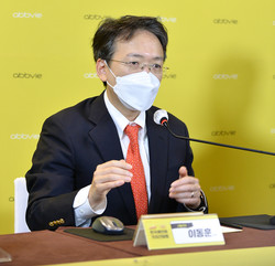 Professor Lee Dong-hoon of the Department of Dermatology at Seoul National University Hospital speaks at the same event.