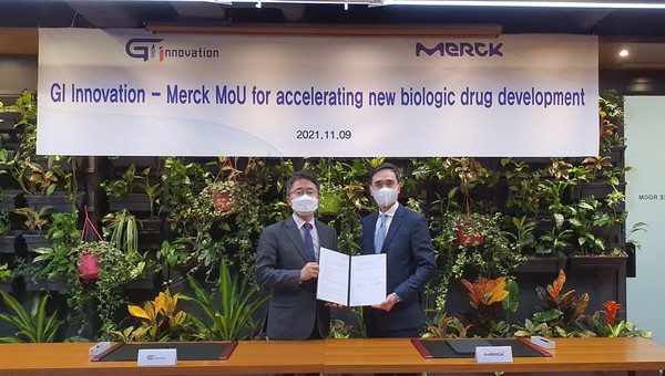 Kim Yong-seog (right), head of Merck Korea's process solutions and life science business, and GI Innovation CEO Hong Joon-ho signed a strategic agreement to conduct research and development on various treatments at GI Innovation headquarters in Songpa-gu, southeastern Seoul, on Tuesday.