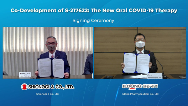 Ildong CEO Yoon Woong-sub (right) and Shionogi CEO Isao Teshirogi hold up the cooperation agreement during an online signing ceremony on Wednesday.
