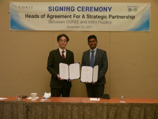 Hanmi Science CEO Lim Jong-yoon (left) and Infini Fluidic CEO Sagar Yadavali hold their cooperation agreement at the University of Pennsylvania on Monday.