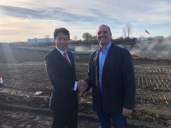List Biotherapeutics CEO Cho Yong-wan (left) and Fishers City Mayor Scott Fadness shake hands at List Biotherapeutics’ new plant site.