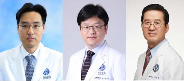 A Severance Hospital research team has confirmed that intra-arterial chemotherapy enhances therapeutic effects in advanced retinoblastoma patients. They are, from left, Professors Lee Seung-kyu, Han Jung-woon, and Kim Dong-jun.