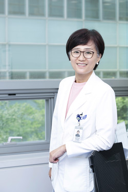 An international study team, including researchers at NCC led by Professor Han Ji-yeon, has confirmed that targeted anticancer combination therapy of Tagrisso and Avastin can improve median progression-free survival period in lung cancer patients with a history of smoking.