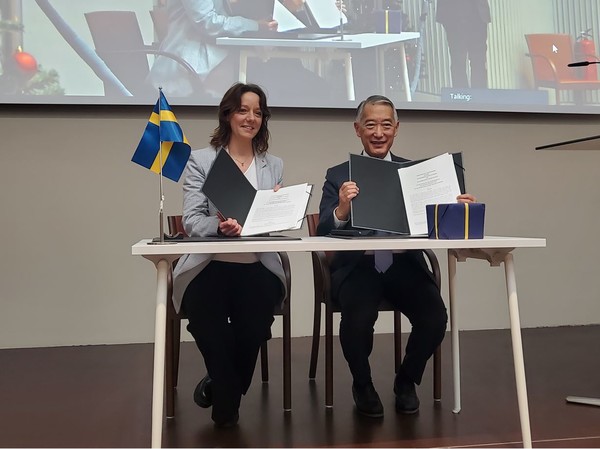 IVI Director General Jerome Kim (right) and Sweden’s Minister for International Development Cooperation Matilda Ernkrans hold up the cooperation agreement to establish IVI’s regional office in Stockholm last Friday.
