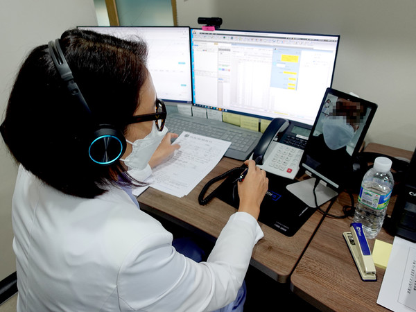 A healthcare provider at Hana ENT Hospital monitors a Covid-19 patient remotely. (Credit: Hana ENT Hospital)