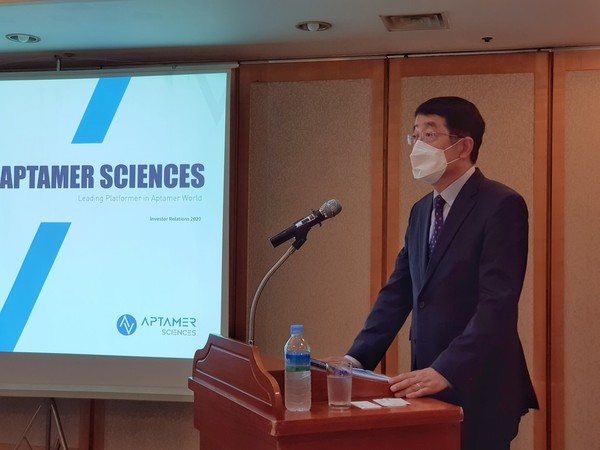 Aptamer Sciences CEO Han Dong-il speaks at a press conference in September 2020.
