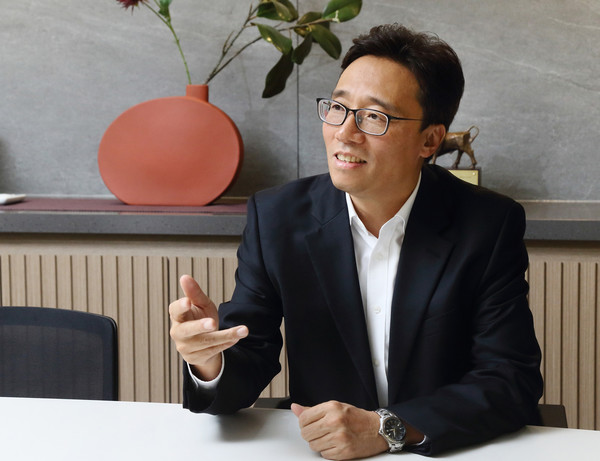 Neoimmunetech CEO Yang Se-hwan explains its main pipeline, NT-I7, and its goals during a recent interview with Korea Biomedical Review at the company in Pangyo, Gyeonggi Province.