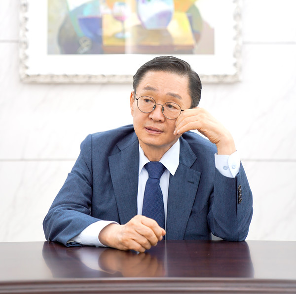 Korea United Pharm CEO Kang Duk-young speaks at a recent group interview with health journalists.