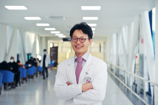 A National Cancer Center team, led by Professor Lim Myong-cheol, has confirmed that surgery can improve recurrent ovarian cancer survival rate.