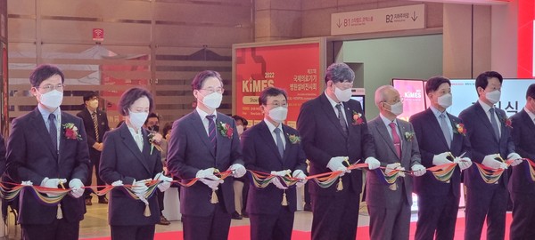 Minister of Health and Welfare Kwon Deok-cheol (fourth from left) and other guests cut a ribbon to open the Medical and Hospital Equipment Show (KIMES) 2022 at COEX, southern Seoul, on Thursday.