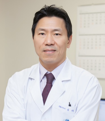 Professor Shim Tae-sun of pulmonology and critical care at Asan Medical Center