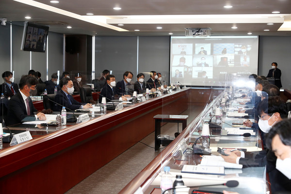 Government officials from the Ministry of Health and Welfare and the Ministry of Trade, Industry and Energy hold a meeting on Wednesday to discuss creating Korean National Standards (KS) to support the vaccine industry.