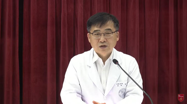 Professor Kim Woo-joo of infectious disease at Korea University Guro Hospital speaks on a YouTube broadcast on Thursday.