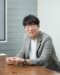 A KAIST research team, led by Professor Kim Jae-kyung, has revealed the cause of different cell-specific responses to the same stimulus using mathematics.
