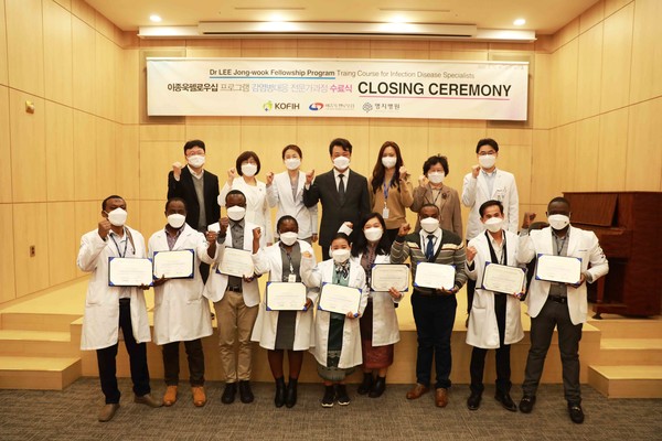 Myongji Hospital Chairman Lee Wang-jun (center at top row), hospital staff, and Lee Jong-wook Fellowship Program Infectious Disease Response Specialist Course trainees pose to celebrate the completion of the first class at the hospital in Goyang, Gyeonggi Province, on Thursday.