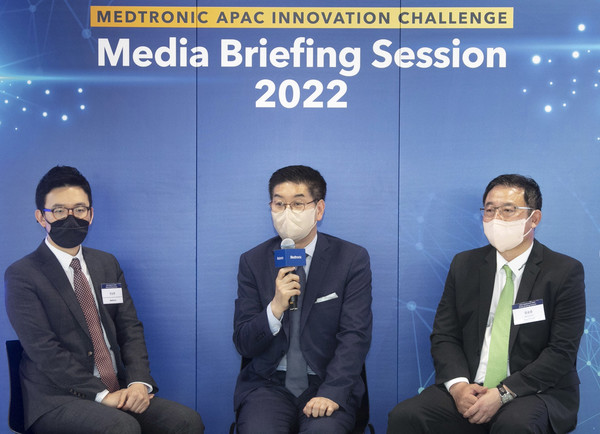 From left, Medtronic Korea Senior Corporate Development Manager Han Seung-hyun, Medtronic Asia Pacific President Chris Lee, and MediThinQ CEO Yim Seung-joon