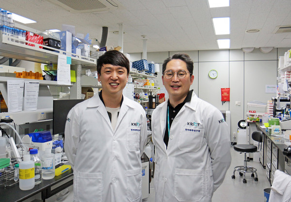 A KRICT research team, led by Professors Kim Hong-ki (right) and Lee Jong-hwan, has developed a technology to distinguish between original and variant Covid-19 cases.
