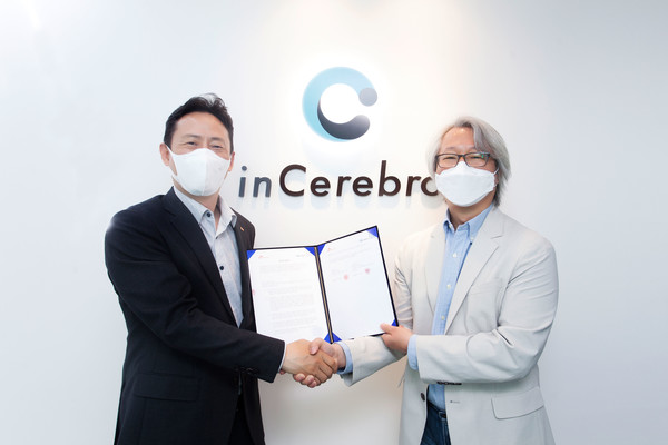 SK Chemicals R&D Center Director Kim Jeong-hoon (left) and inCerebro CEO Cho Eun-sung shake hands after signing the cooperation agreement at inCerebro headquarters in Gangnam-gu, southeastern Seoul, on Monday.